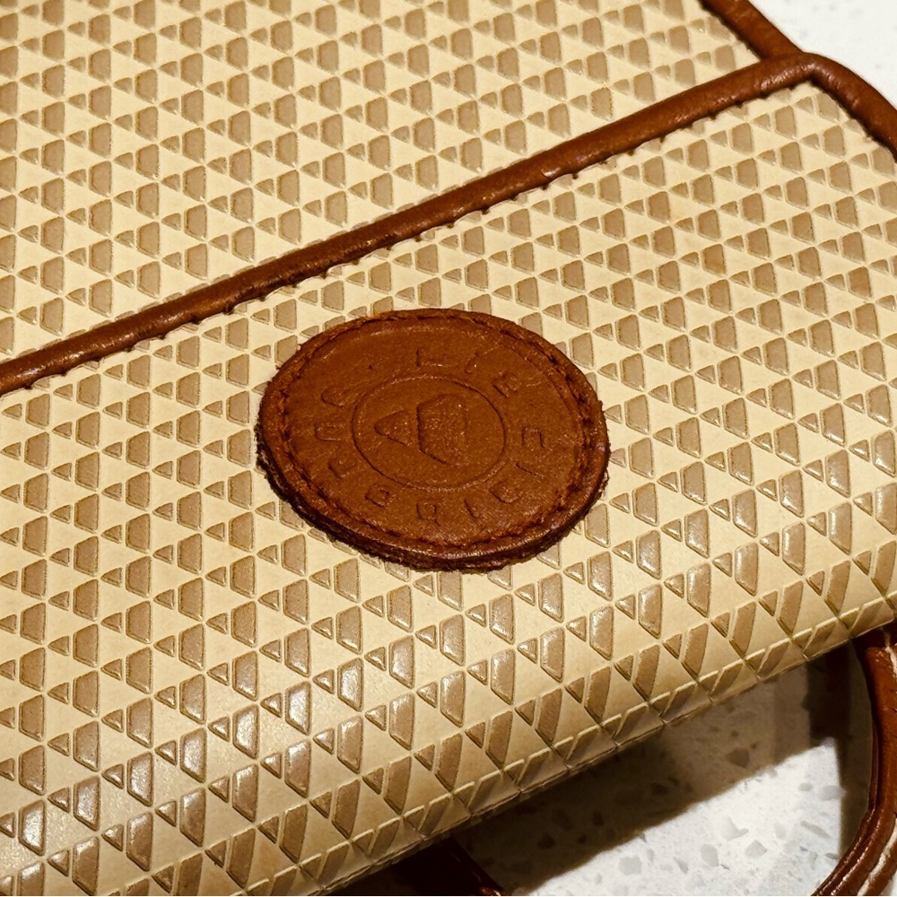 PRISTINE CONDITION - VINTAGE 1983 “Liz Claiborne Logo Crossbody Purse/Wallet” - Picture 2 of 9